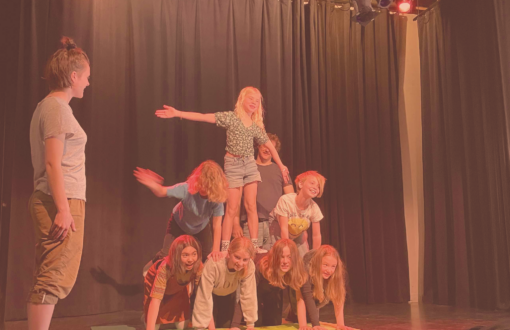 Lilla Aftonstjärnans teatergrupp lär unga skådespela under 12 kurstillfällen i vår.
